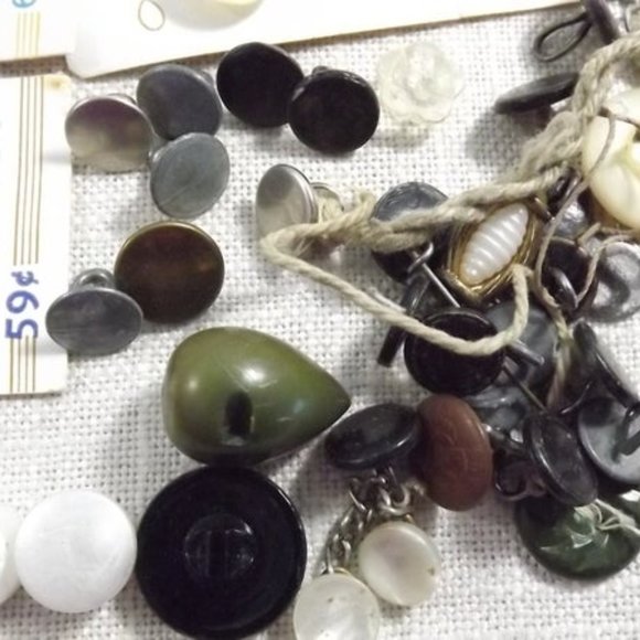 Assorted Buttons for Your Vintage Wardrobe - Picture 5 of 6